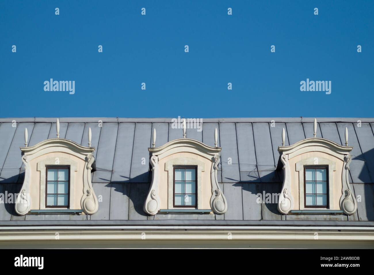 Toit avec fenêtres. Grenier de la maison avec le fond du ciel Banque D'Images