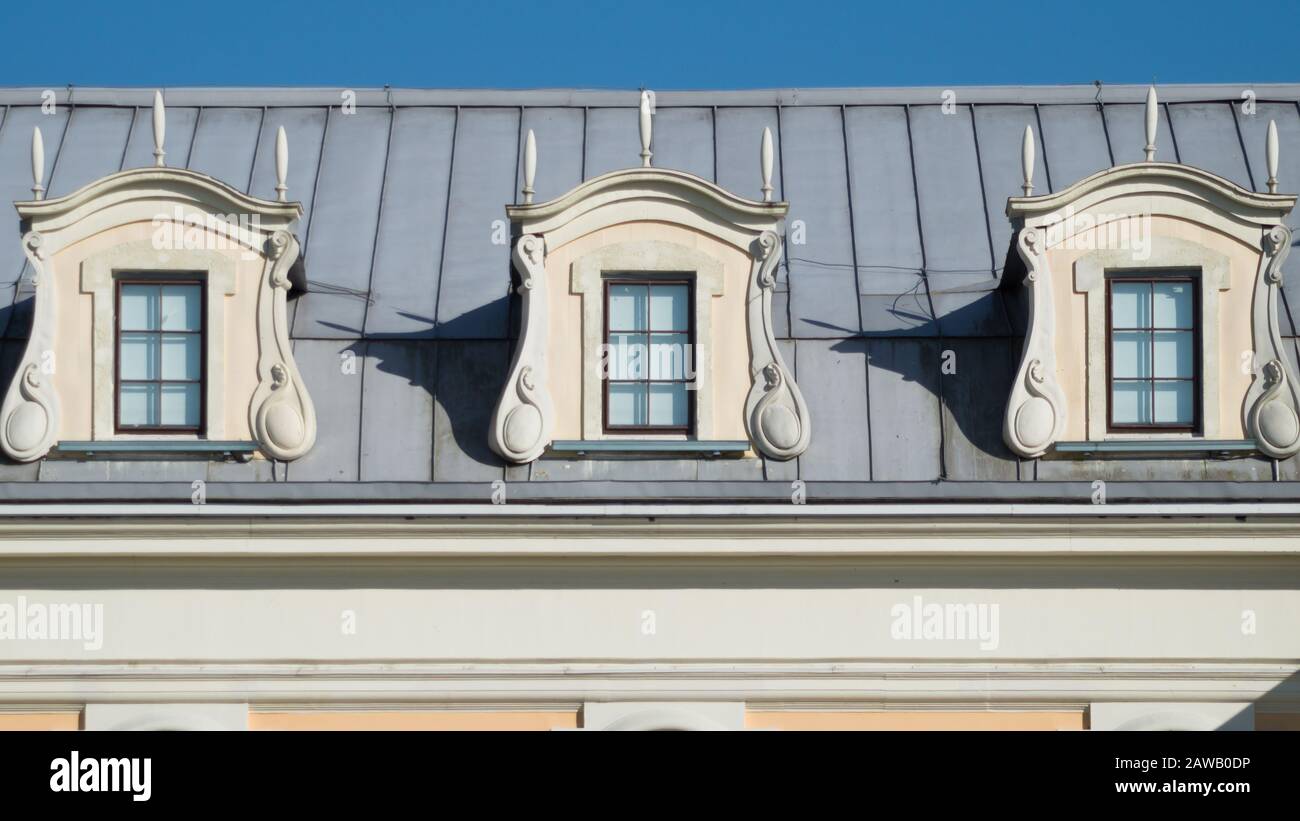 Toit avec fenêtres. Grenier de la maison avec le fond du ciel Banque D'Images