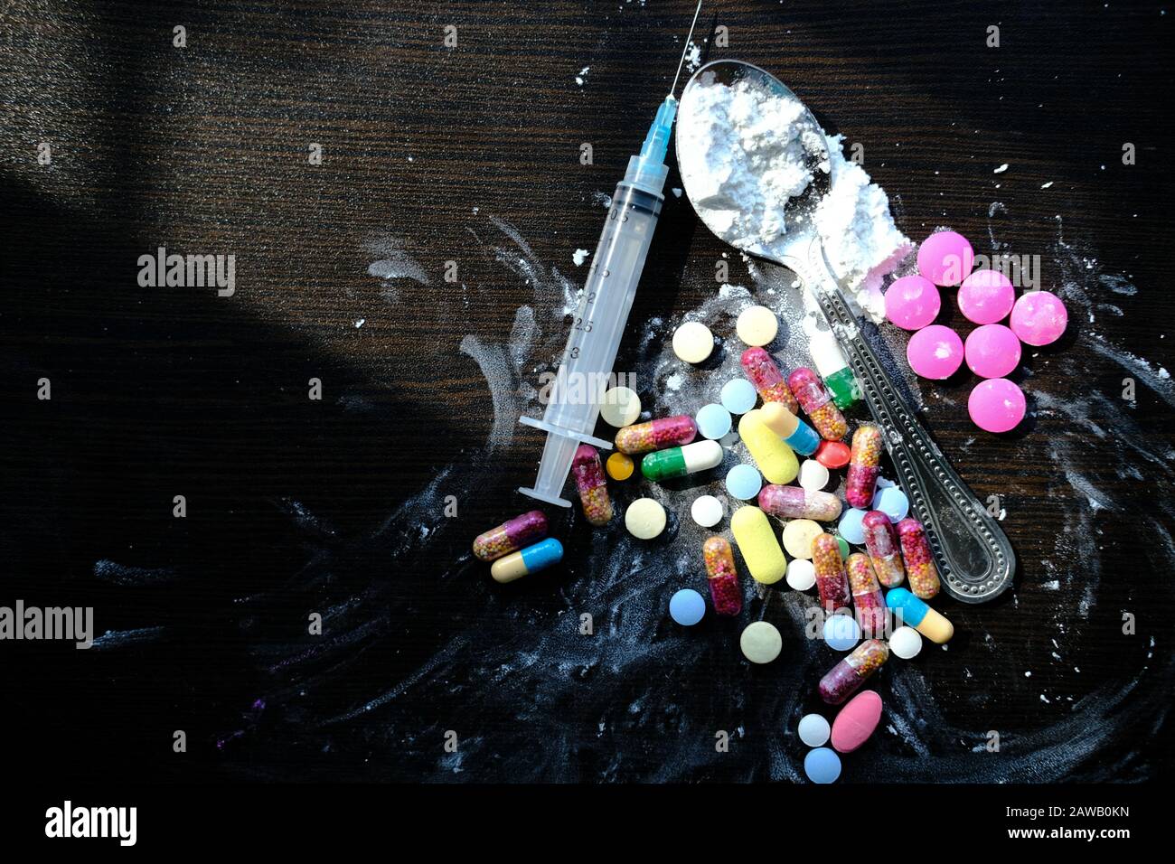 drogue, pilules et héroïne sur la table, vue de dessus Banque D'Images