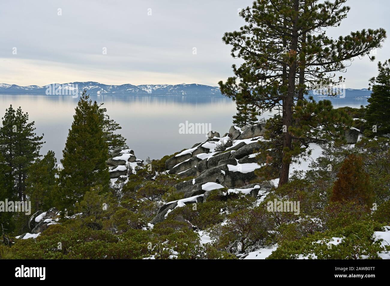 Vue Sur Le Lac Tahoe, Nevada Depuis La Piste De Chimney Beach Trail Près De Carson City. Banque D'Images