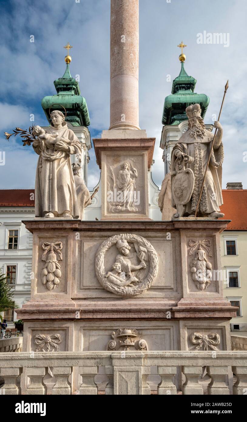 Sculptures à la colonne de la Vierge Marie, 1686, Église de St Ignace, 1641, à Szechenyi ter, section intérieure de Gyor, Transdanubia occidental, Hongrie Banque D'Images