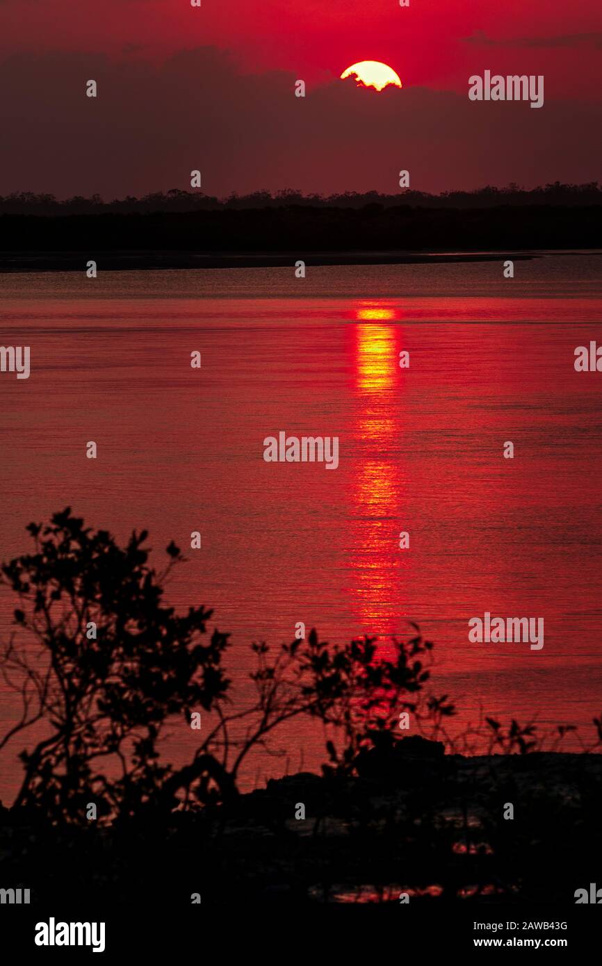 Coucher de soleil rouge sur la Burrum River Queensland Australie Banque D'Images