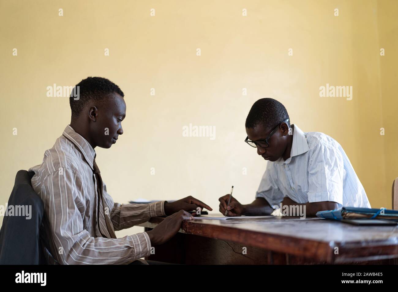 Les collaborateurs d'affaires afro-américains travaillent ensemble à la signature d'un emploi d'affectation Banque D'Images