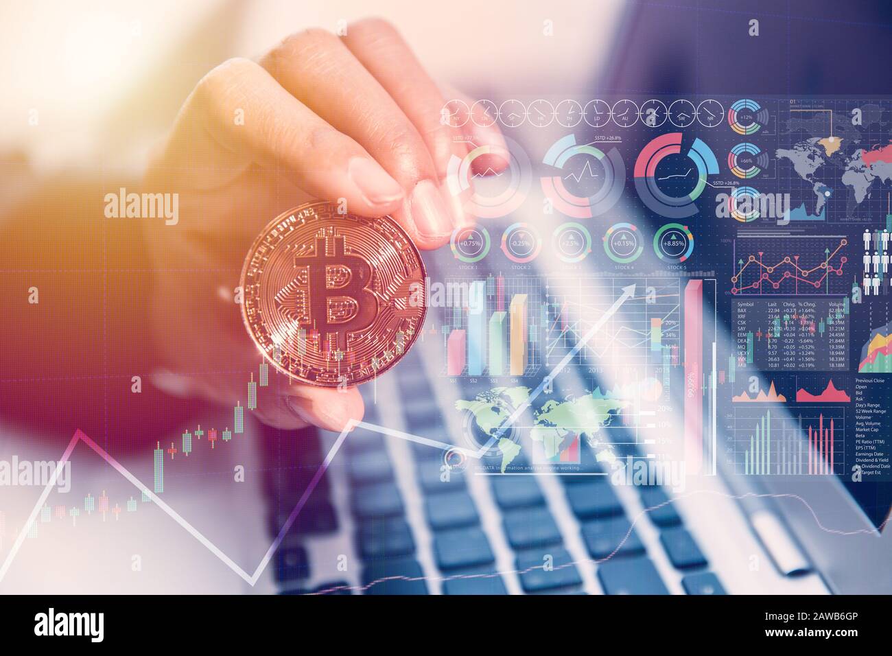 Bitcoin avec infographie ordinateur portable pour argent numérique ou crypto-monnaie nouveau concept de technologie de paiement de monnaie virtuelle Banque D'Images