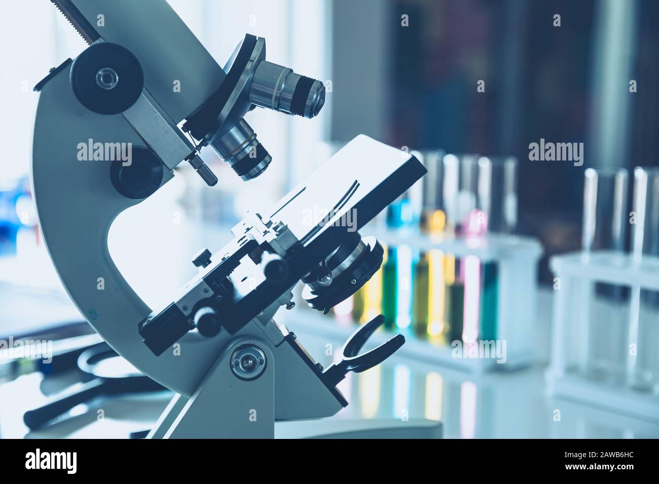 instruments de microscope en laboratoire scientifique fond bleu couleur Banque D'Images