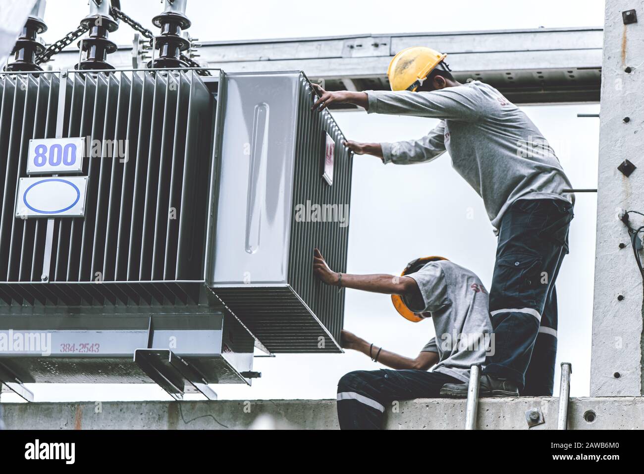 La configuration de travail du technicien ou de l'ingénieur en électricité remplace le nouveau transformateur de courant électrique de 800 kVA pour le condominium. Banque D'Images