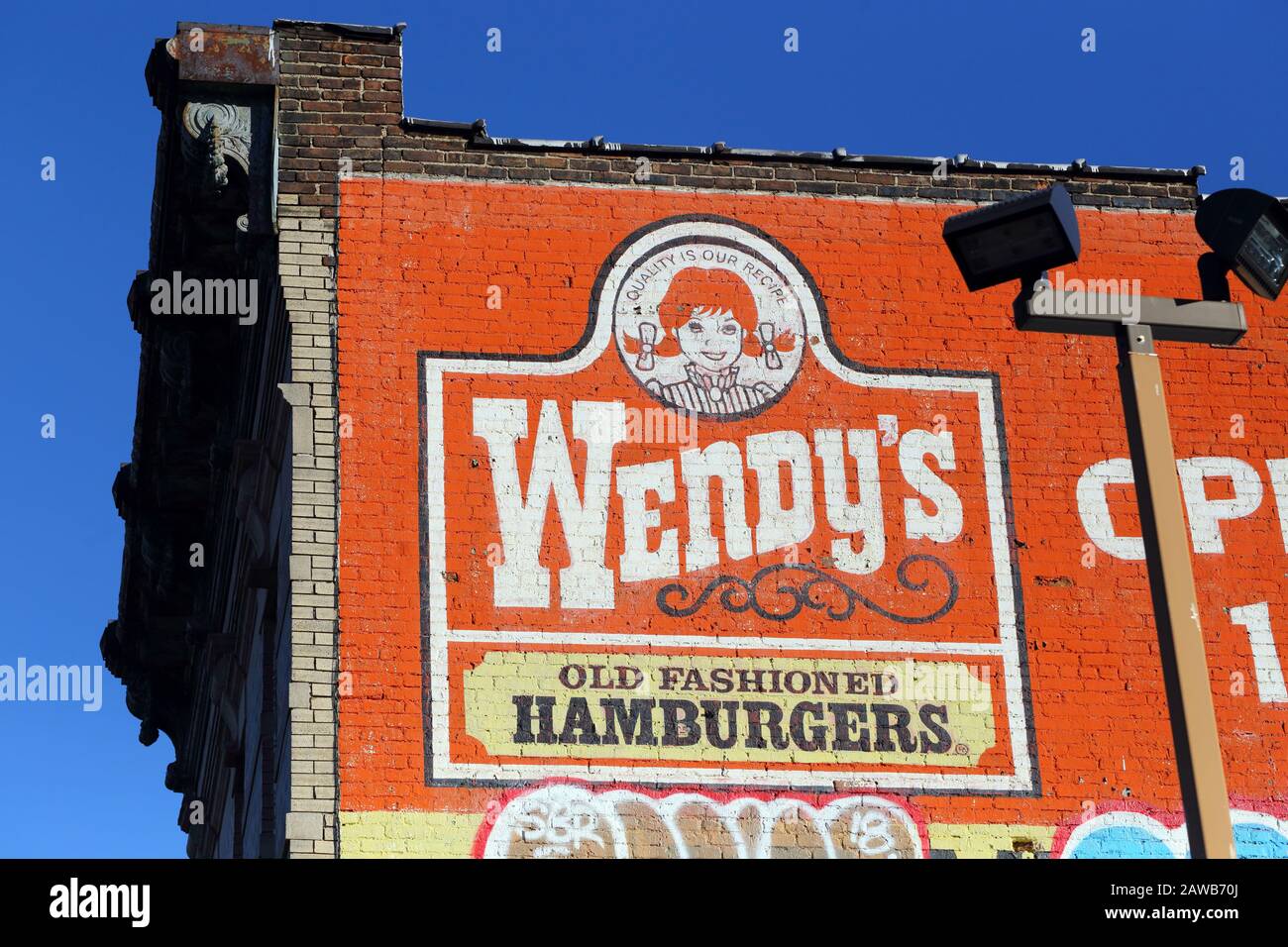 Le logo de Wendy's est peint dans un bâtiment de logement dans le Bronx, New York, NY Banque D'Images