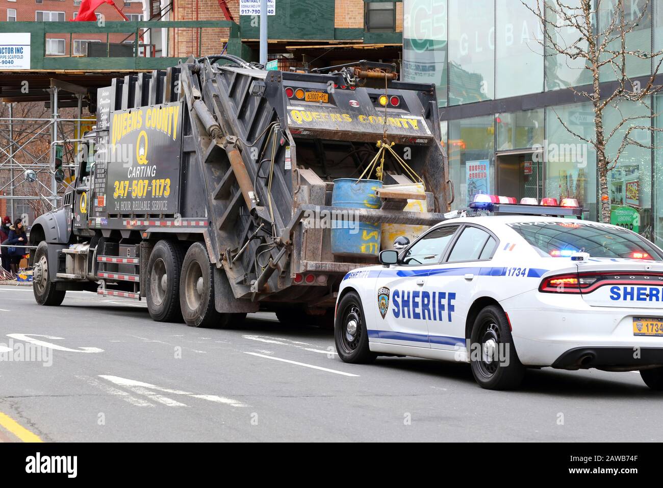 Un camion à ordures commercial a été retiré par une voiture de patrouille du bureau du shérif de New York (5 février 2020) Banque D'Images