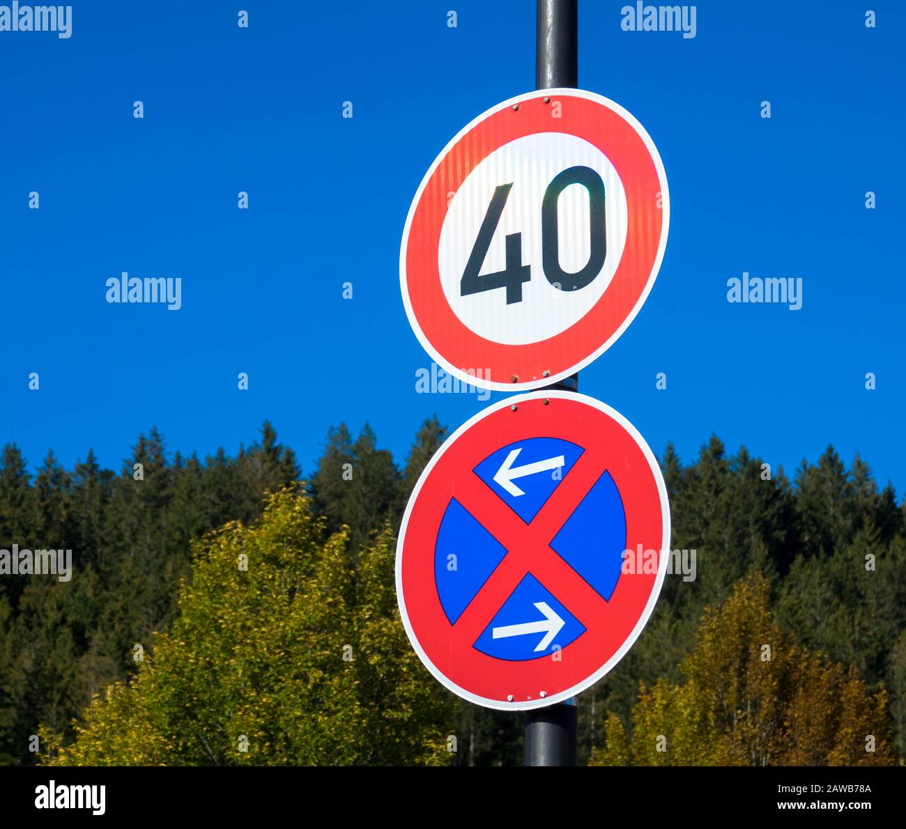 Panneau de signalisation allemand : arrêt absolu et limite de vitesse de 40 mph contre un ciel bleu Banque D'Images