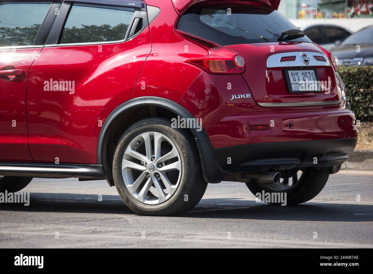 Chiangmai, Thaïlande - 12 Décembre 2019: Voiture Privée, Nissan Juke. Sur la route n°1014, à 8 km de la ville de Chiangmai. Banque D'Images