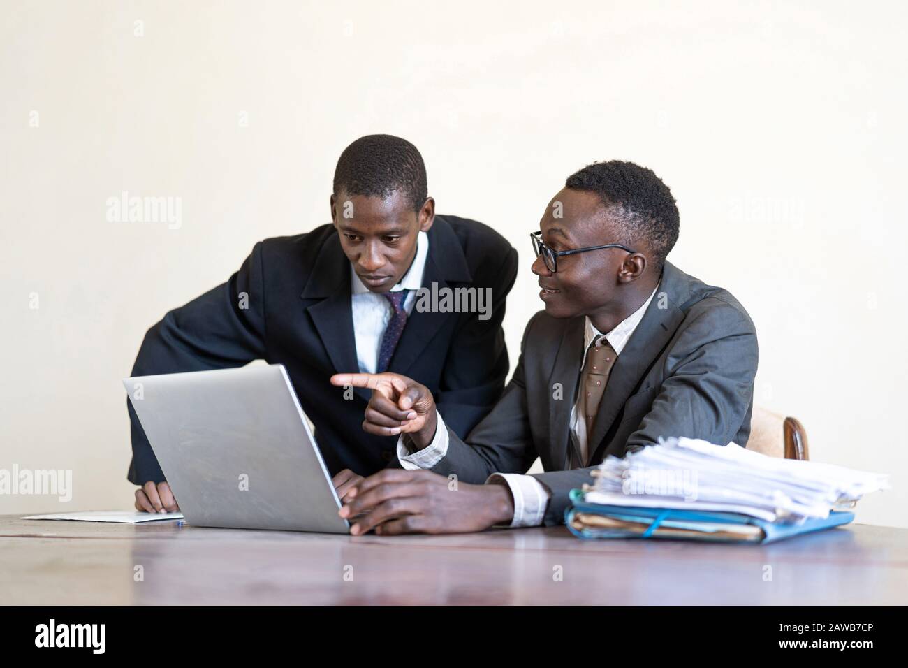 Les hommes d'affaires authentiques ont concentré leurs discussions en tant que symbole commercial Banque D'Images