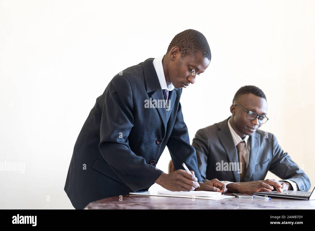 Des Hommes d'Affaires noirs travaillant ensemble sur leur bureau Banque D'Images