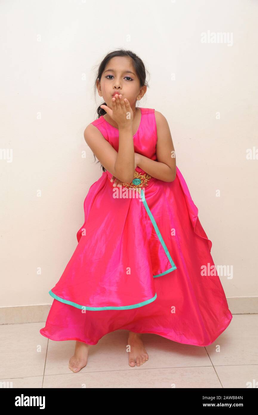 Mumbai, Maharashtra, Inde- Asie, 28 février 2019 - Huit ans Indien heureux  petite fille mignonne souriant portant une belle robe rose Photo Stock -  Alamy