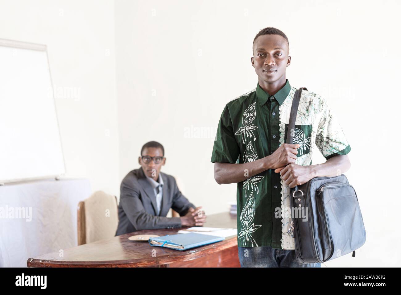 Étudiant africain noir posant devant un fond blanc dans un bureau à Bamako, Mali Banque D'Images