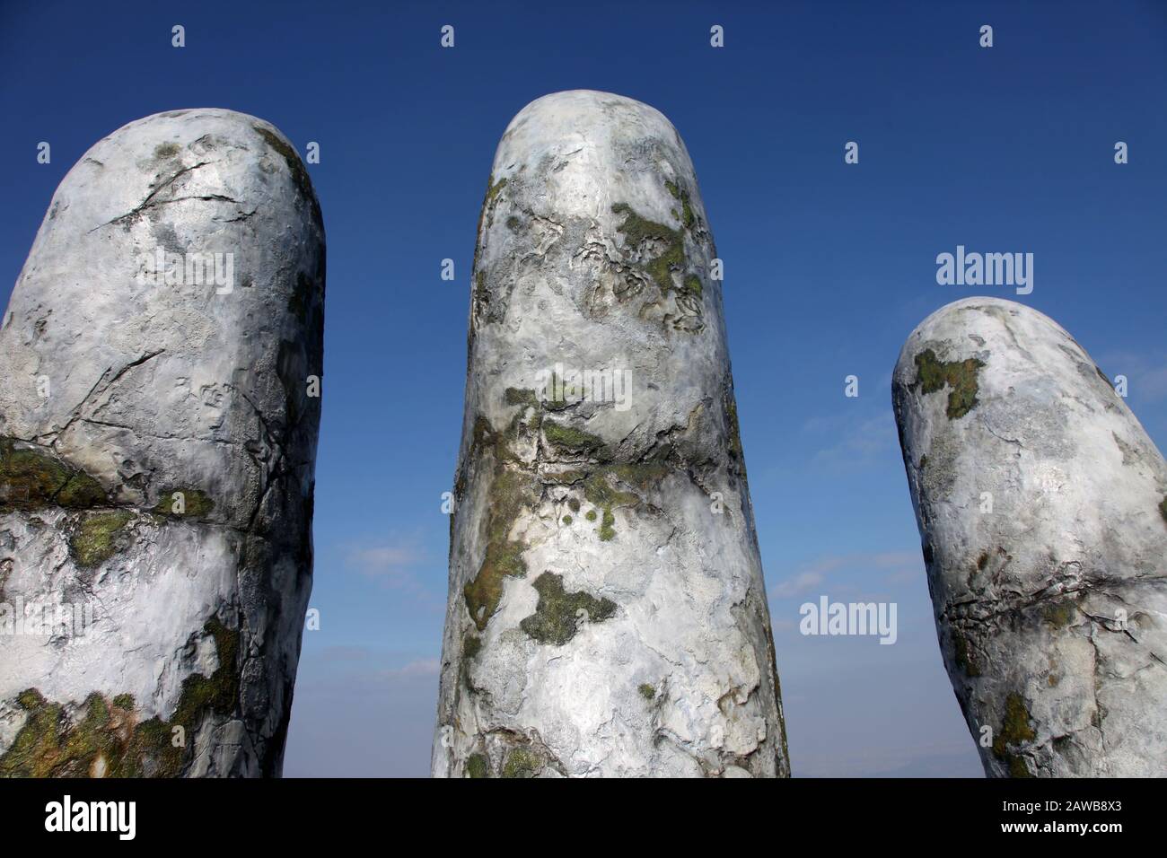 Détail du pont d'or à Danang, Vietnam. On peut voir 3 doigts en béton dans les collines de Bà Nà, les collines de ba na Banque D'Images