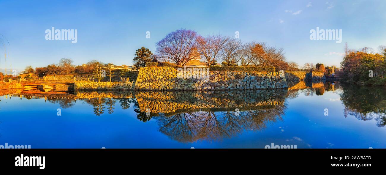 Réflexion panoramique sur les murs en pierre et les tours de montres historiques du château du patrimoine dans la ville d'Himeji au Japon. Grande vue panoramique. Banque D'Images