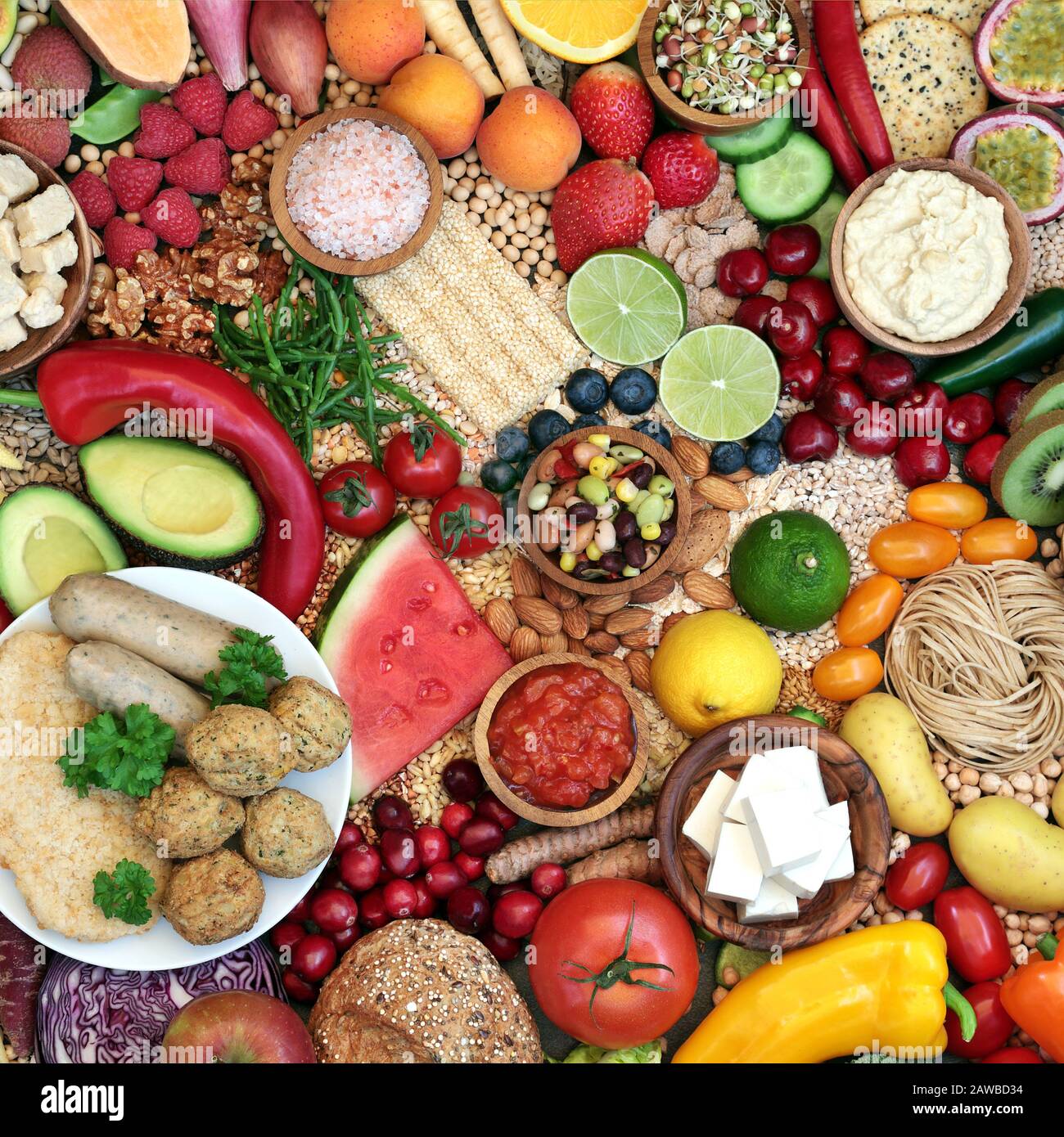 Super nourriture végétalienne pour la forme physique avec des aliments de santé élevés en protéines, vitamines, minéraux, antioxydants, anthocyanines, fibres, oméga 3 et glucides intelligents. Banque D'Images