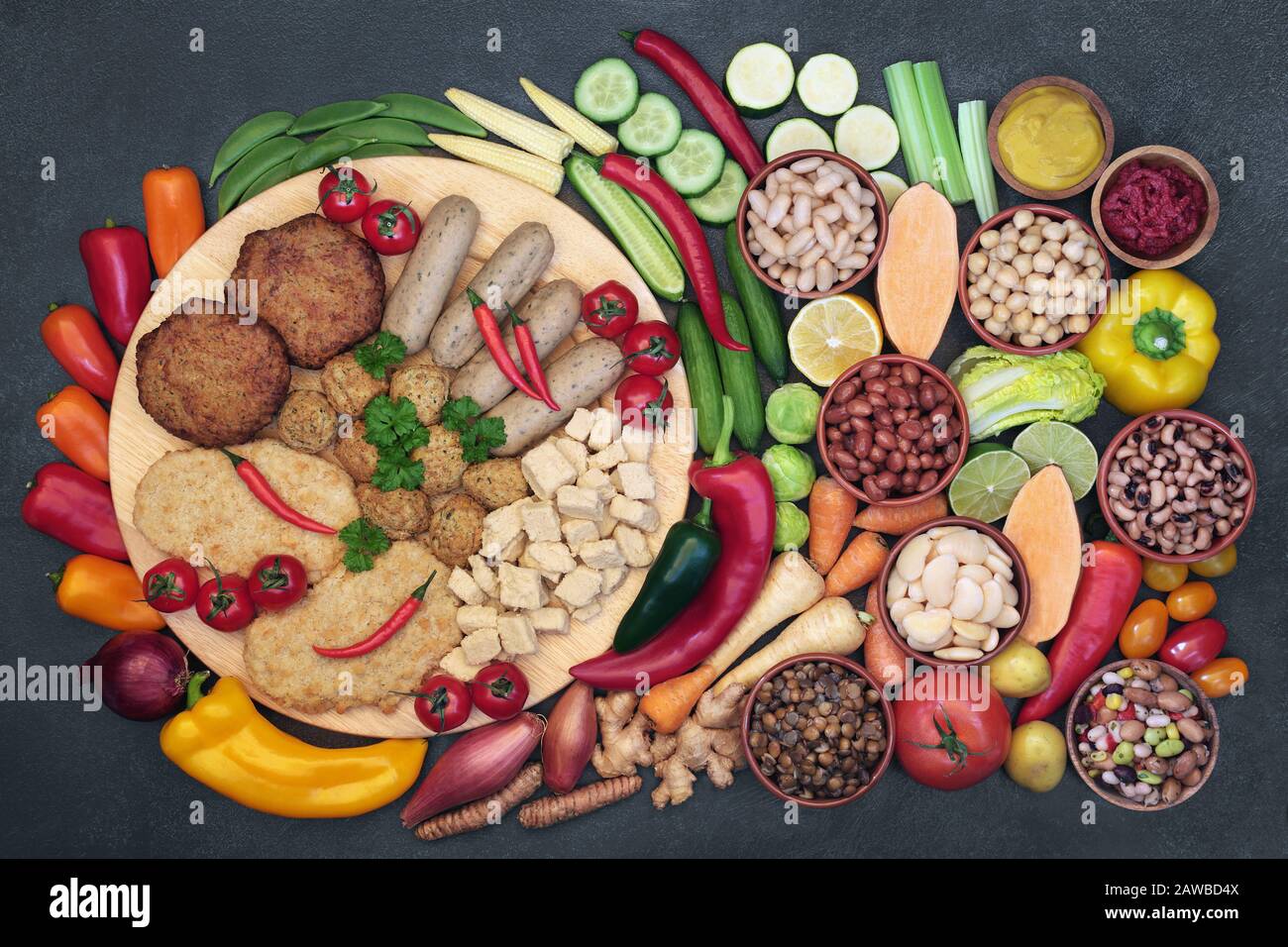Nourriture végétalienne pour la santé pour manger éthique avec des aliments riches en protéines, vitamines, minéraux, anthocyanines, antioxydants, fibres, oméga 3 et glucides intelligents. Banque D'Images