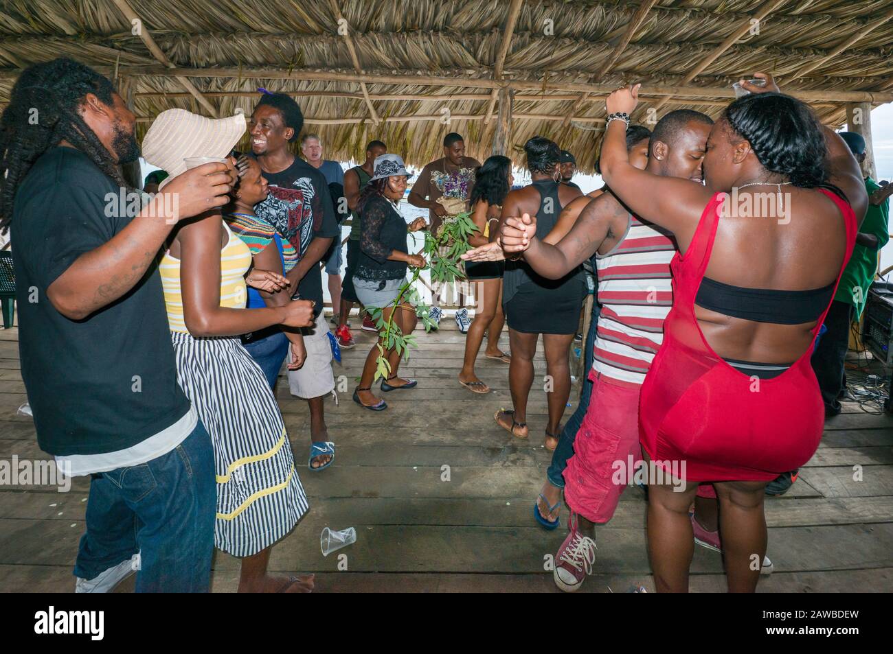 Les gens dansent lors du festival annuel de la garifuna, de la fête de la colonisation de la garifuna, de Punta Gorda, du district de Tolède, du Belize, en Amérique centrale Banque D'Images