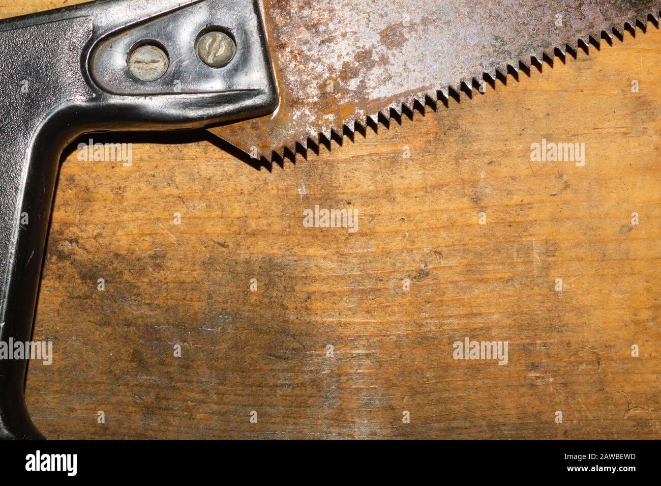 Scie à main ancienne sur un fond en bois sale. Espace de travail avec outil  à main. Instrument de menuiserie. Concept de travail manuel Photo Stock -  Alamy