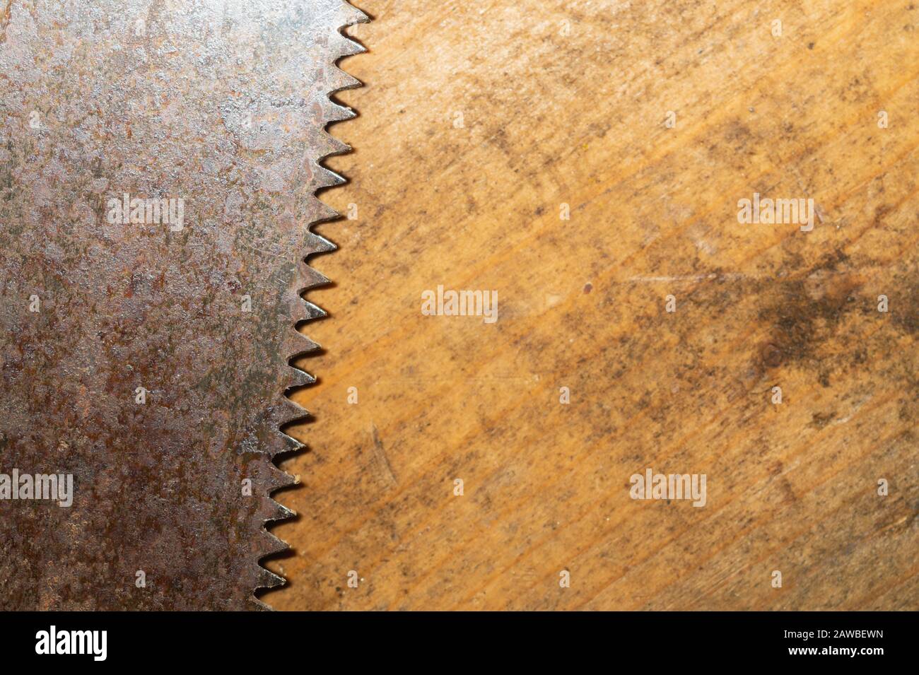 Scie à main ancienne sur un fond en bois sale. Espace de travail avec outil à main. Instrument de menuiserie. Concept de travail manuel Banque D'Images