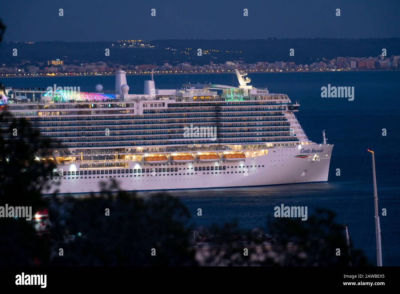 Bateau de croisière Costa Smeralda, de la compagnie de navigation italienne Costa Crociere, partant de la baie de Palma de Majorque, Iles Baléares, Espagne Banque D'Images