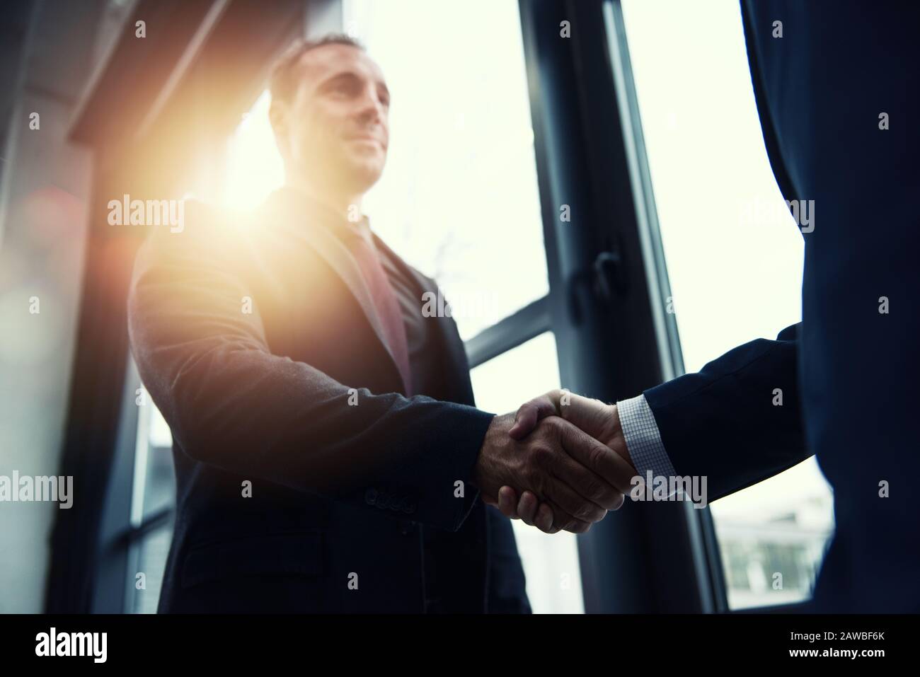 L'établissement de liaison de personne d'affaires en bureau. concept d'équipe et le partenariat. Banque D'Images