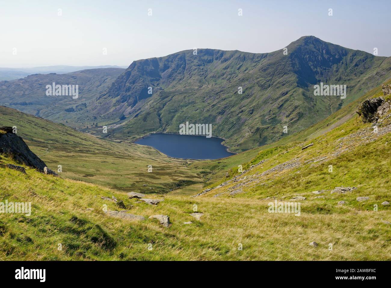 Réservoir de Kentmere vue du col de Nan Bield avec Rainsbory Crag, Yoke (centre de 706 M) et Ill Bell (757M à droite) Lake District, Cumbria Banque D'Images