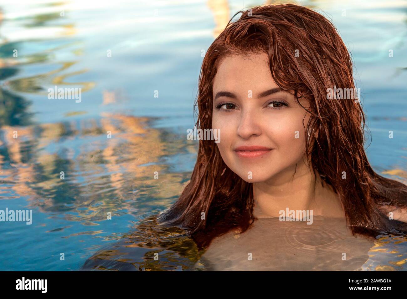 Belle femme mexicaine latina cheveux rouge sur un jacuzzi piscine  arrière-plan vous regardant Photo Stock - Alamy