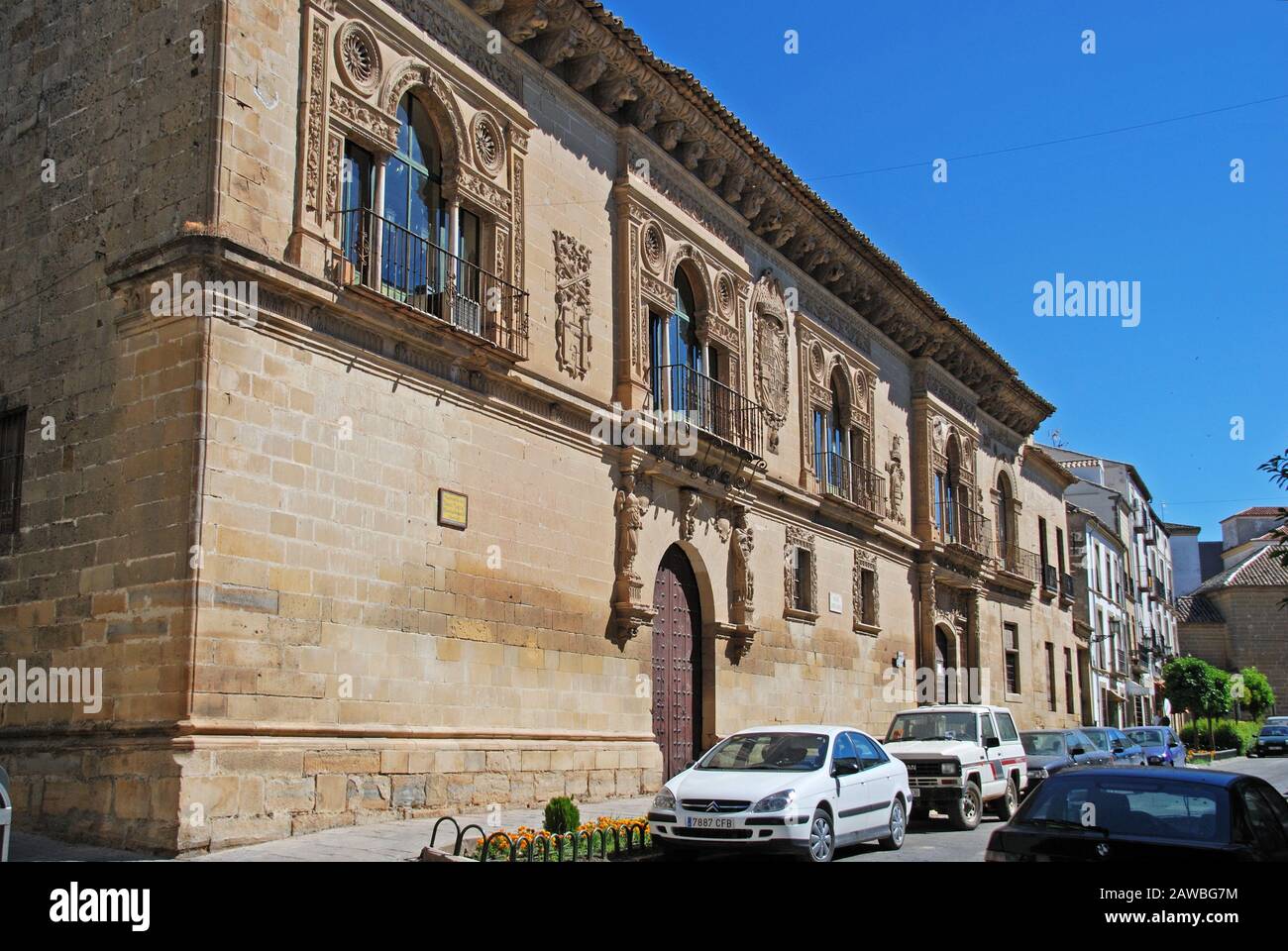 Vue de face de l'hôtel de ville le long de la rue Cardenal Benavides, Baeza, province de Jaen, Andalousie, Espagne, Europe. Banque D'Images