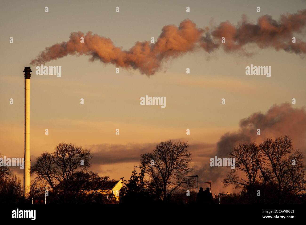 la pollution provenant de la cheminée de la centrale électrique à sunrice Banque D'Images