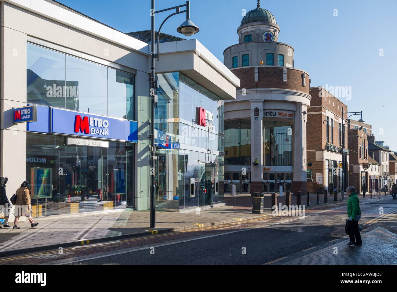 Le Metro Bank et l'entrée du centre commercial Intu, High Street, Watford, Hertfordshire Banque D'Images