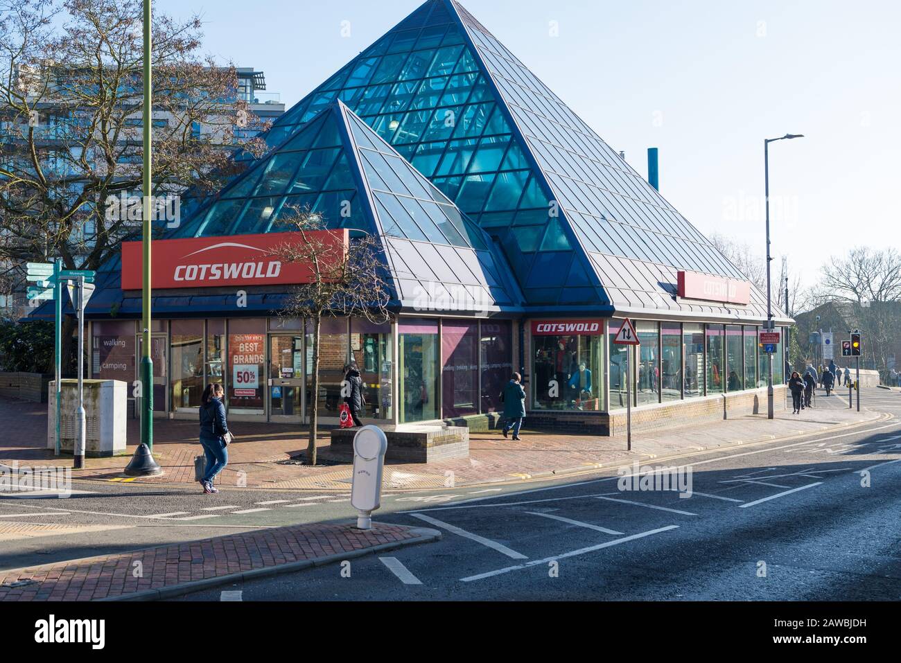 La pyramide en verre bleu, qui abrite la boutique de vêtements et d'équipements de camping Cotswold, High Street, Watford, Hertfordshire, Angleterre, Royaume-Uni Banque D'Images