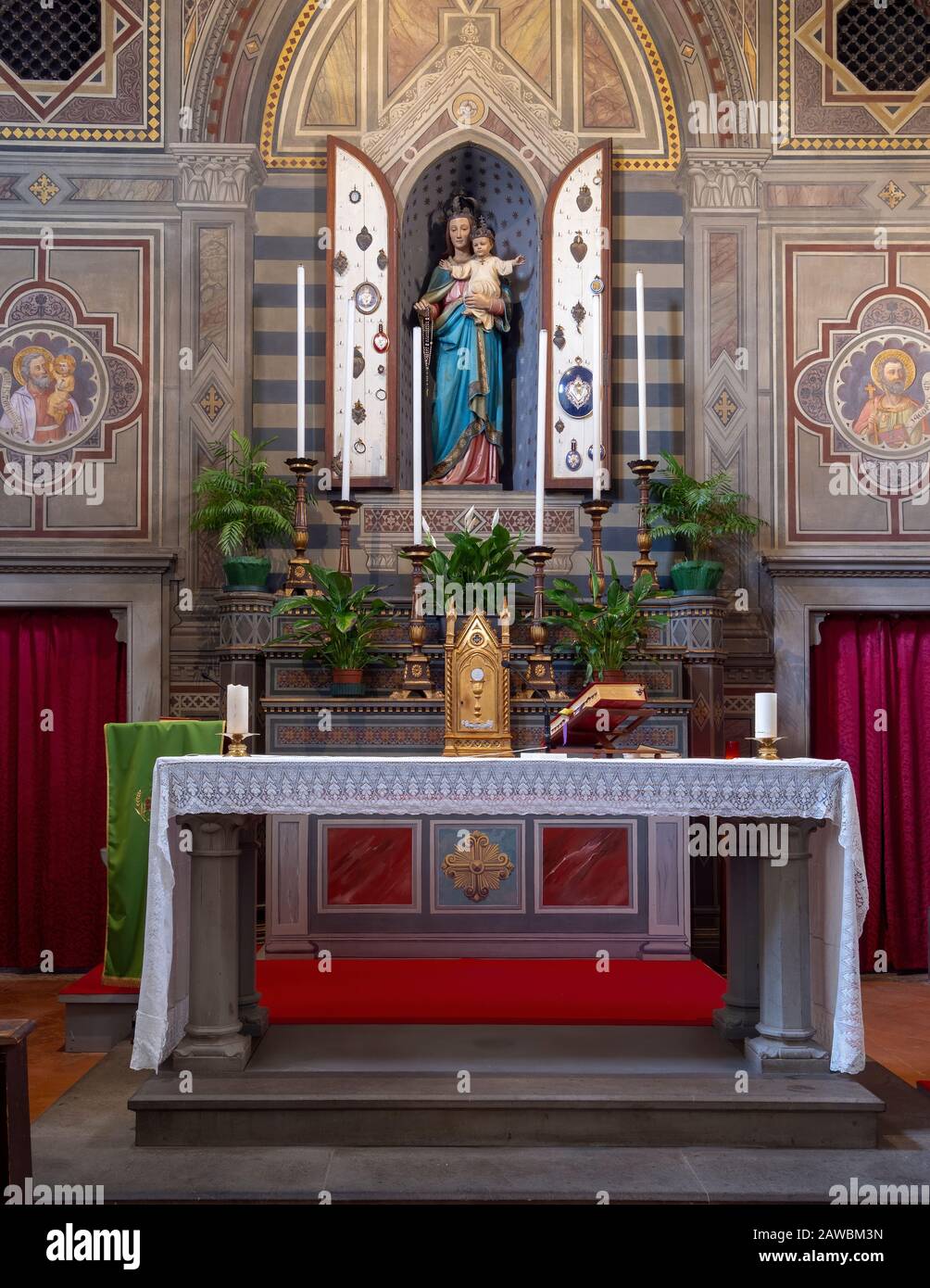 Livourne, TOSCANE, ITALIE - 26 janvier 2020: À l'intérieur de l'église de Santi Jacopo e Cristoforo à Bolgheri, Castagneto Carducci, près de Livourne. Autel et Banque D'Images