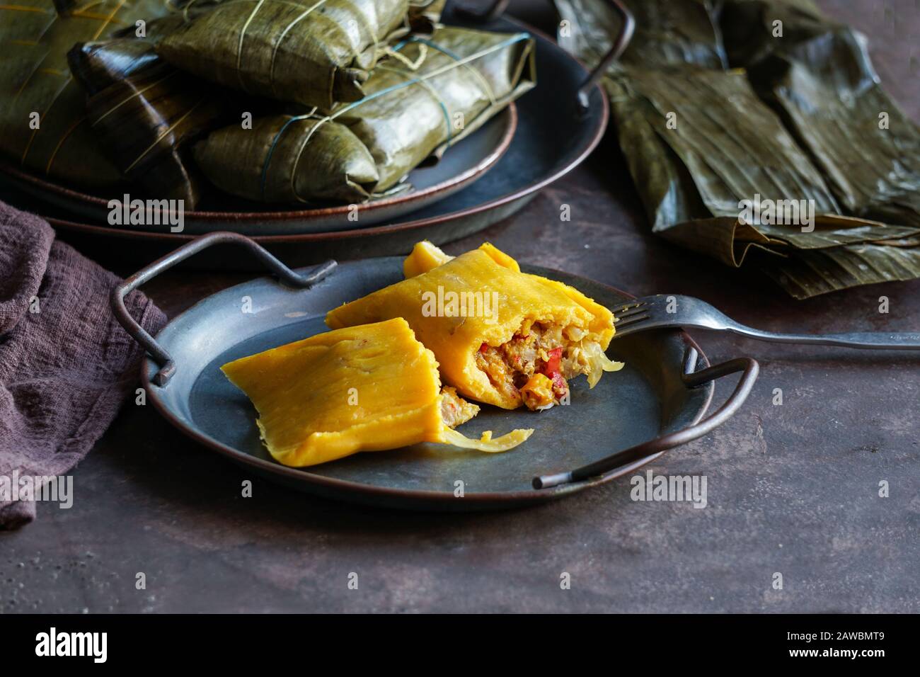Repas de noël vénézuélien - halaca - pâte de maïs farcie avec un ragoût ...