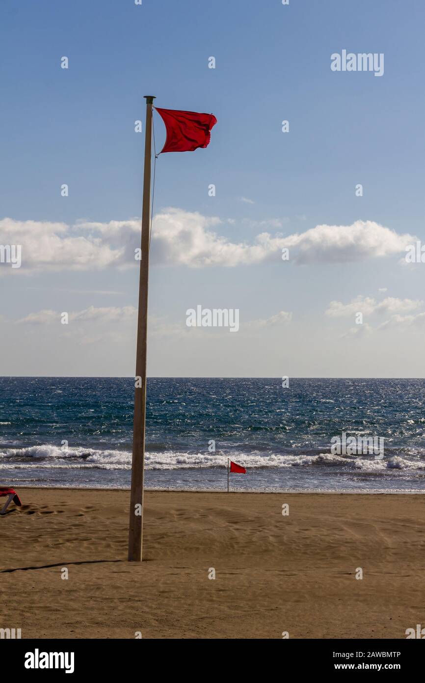 Drapeaux rouges sur la plage Banque D'Images
