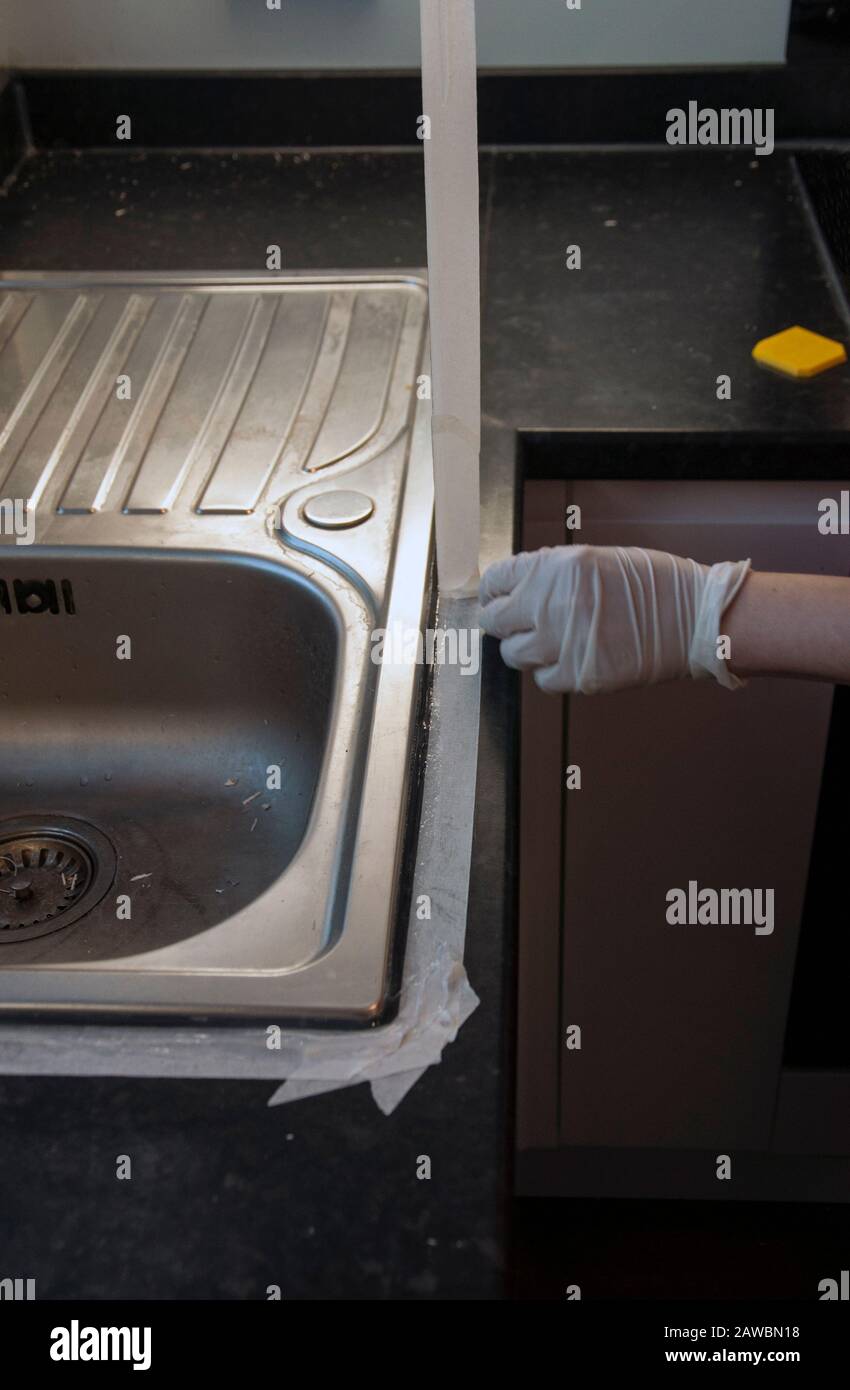 appliquer du chou-fleur en silicone sur l'évier Banque D'Images