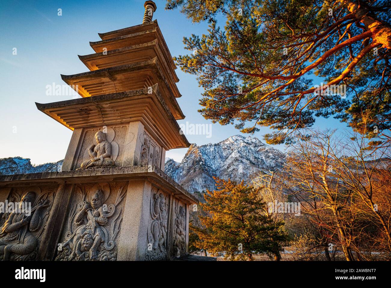 L'hiver donne une impression nettement différente aux sites touristiques et aux sites culturels du parc national de Seoraksan, en Corée du Sud. Banque D'Images