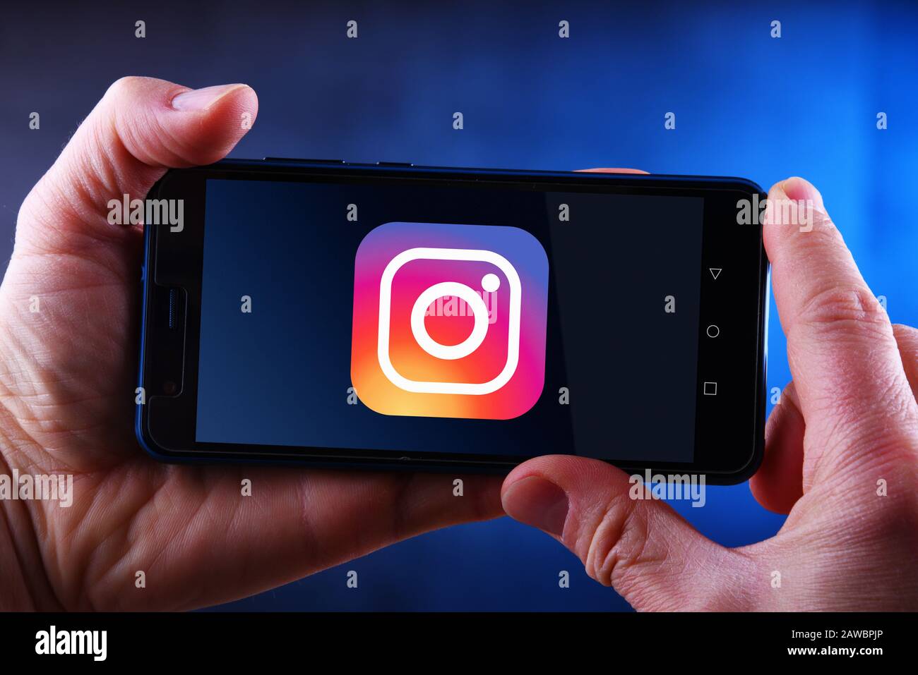 Poznan, POL - 24 MARS 2019: Main tenant smartphone affichant le logo d'Instagram, un service de réseautage social de partage de photos et de vidéos appartenant à Facebo Banque D'Images