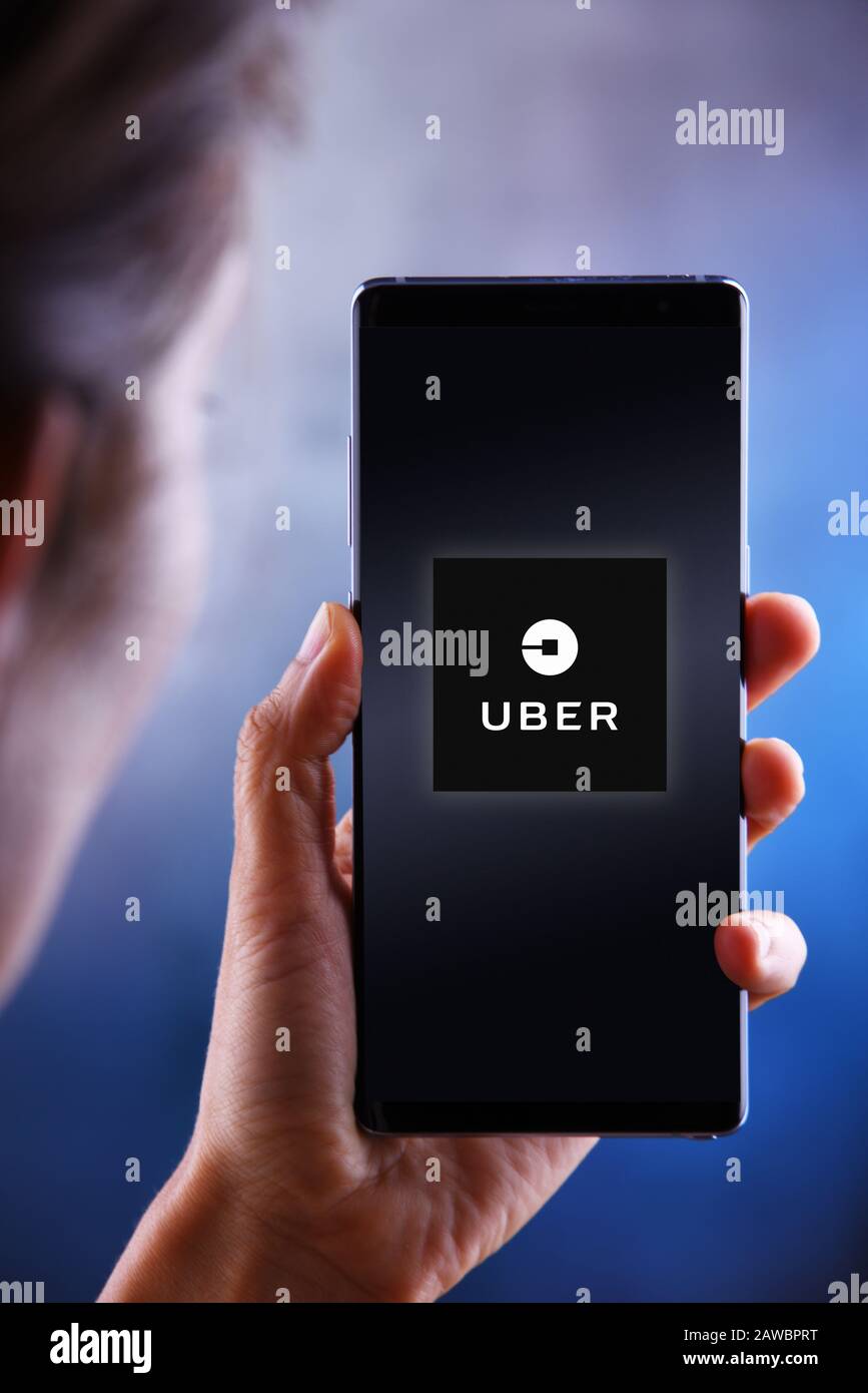 Poznan, POL - 10 JUILLET 2019: Femme tenant smartphone affichant le logo d'Uber, une compagnie multinationale de réseau de transport offrant des services dans Banque D'Images