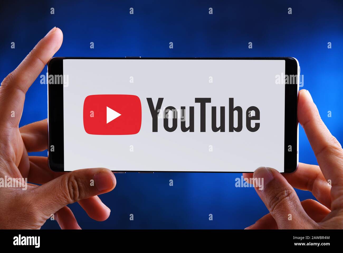 Poznan, POL - 10 JUILLET 2019: Main tenant smartphone affichant le logo de YouTube, un site américain de partage de vidéos basé à San Bruno, Califor Banque D'Images