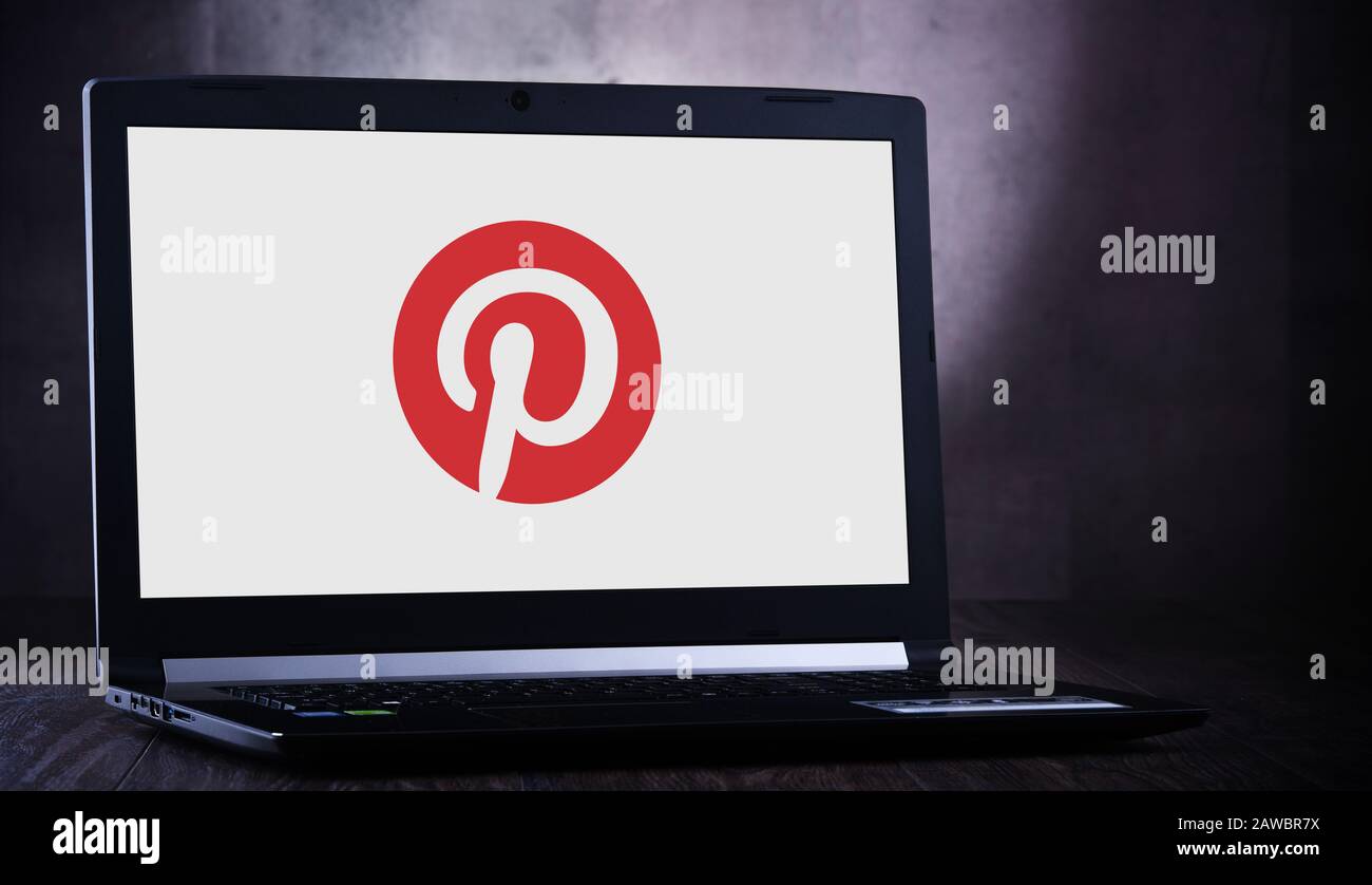 Poznan, POL - 14 NOVEMBRE 2019: Ordinateur portable affichant le logo de Pinterest, Inc, une société de médias sociaux Web et d'applications mobiles Banque D'Images