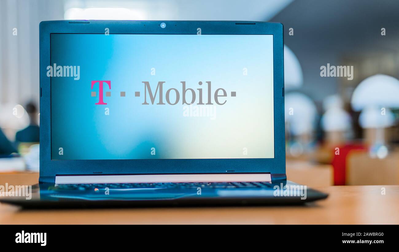 Poznan, POL - DEC 11, 2019: Ordinateur portable affichant le logo de T-Mobile, la marque utilisée par les filiales de communications mobiles de l'allemand Banque D'Images