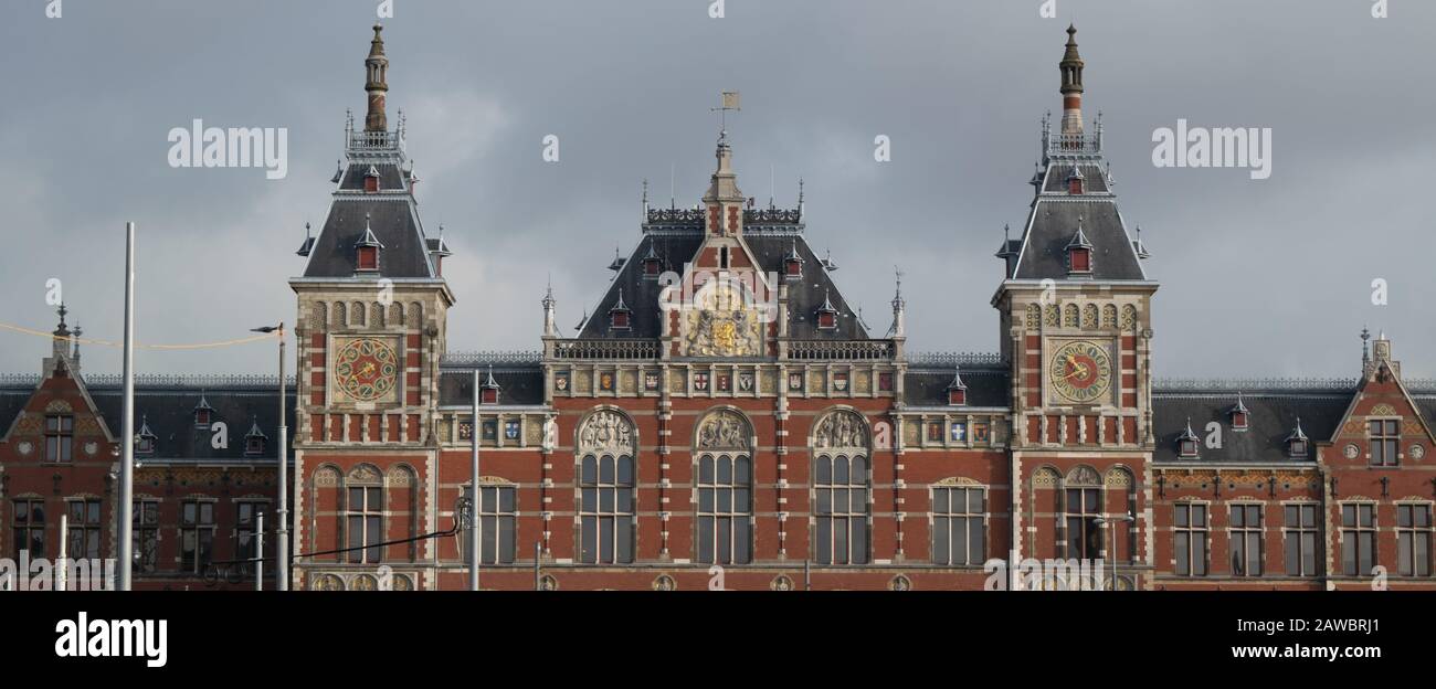 Bâtiment de la gare centrale d'Amsterdam aux Pays-Bas Banque D'Images