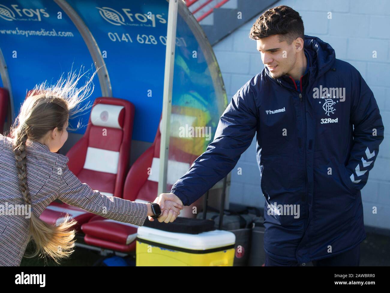 Les Rangers Ianis Hagii rencontrent un jeune fan avant le cinquième match de la William Hill Scottish Cup au Fountain of Youth Stadium, à Hamilton. Banque D'Images