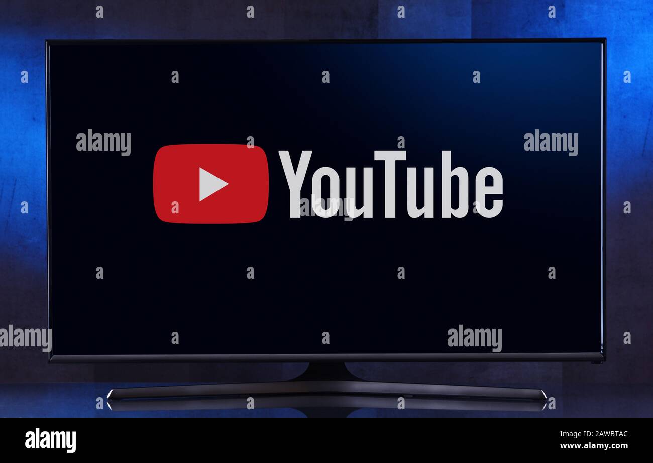 OZNAN, POL - FÉV 04, 2020: Téléviseur à écran plat affichant le logo de YouTube, un site américain de partage de vidéos dont le siège social se trouve à San Bruno, en Californie. C'Est Tout Banque D'Images