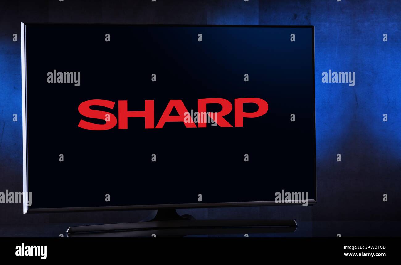 Poznan, POL - FÉV 04, 2020: Téléviseur à écran plat affichant le logo de Sharp, une société multinationale japonaise qui conçoit et fabrique des produits électroniques Banque D'Images