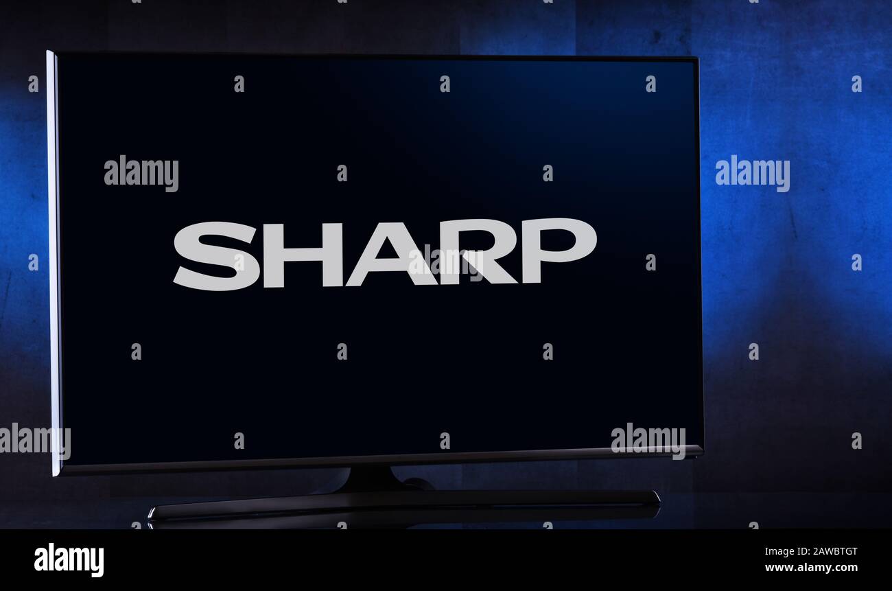 Poznan, POL - FÉV 04, 2020: Téléviseur à écran plat affichant le logo de Sharp, une société multinationale japonaise qui conçoit et fabrique des produits électroniques Banque D'Images