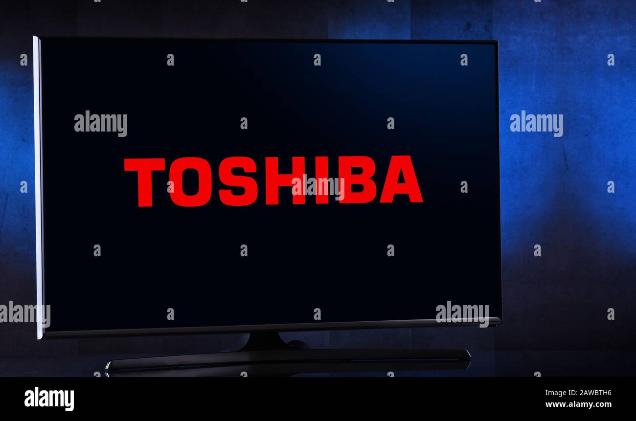 Poznan, POL - 04 FÉVRIER 2020: Téléviseur à écran plat affichant le logo Toshiba, un conglomérat multinational japonais dont le siège social est situé à Tokyo Banque D'Images