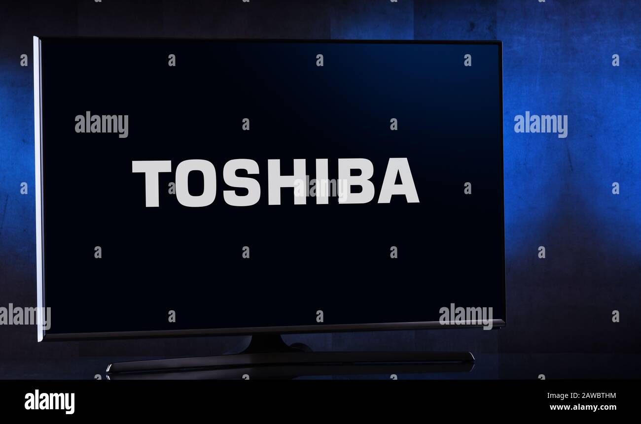 Poznan, POL - 04 FÉVRIER 2020: Téléviseur à écran plat affichant le logo Toshiba, un conglomérat multinational japonais dont le siège social est situé à Tokyo Banque D'Images